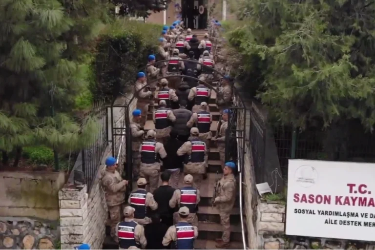 Batman merkezli yasa dışı bahis şebekesine yönelik operasyonda tutuklanan şüpheliler ve ele geçirilen materyaller