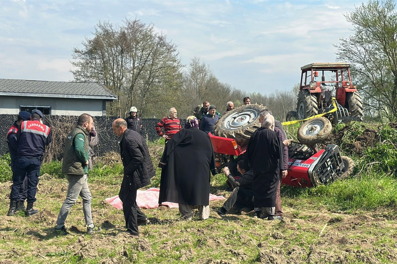 Düzce'de traktör kazası sonrası olay yeri