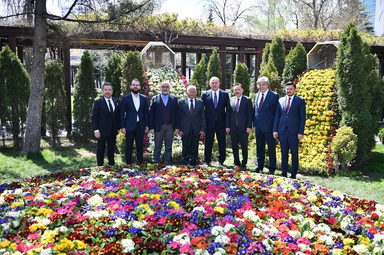 Mevlüt Çavuşoğlu Kayseri Büyükşehir Belediye Başkanı Dr. Memduh Büyükkılıç'ı ziyaret etti.
