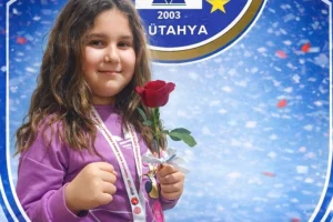 Genç kick boksçu İdil Çakır madalyasıyla poz veriyor