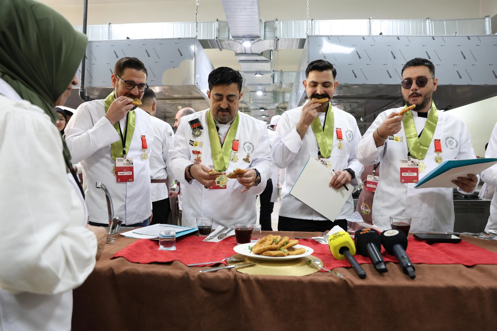 Konya Yöresel Yemek Yarışması'nda jüri üyeleri tadım yapıyor.