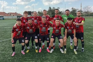 Anafartalarspor futbol takımı oyuncuları sahada mücadele ederken