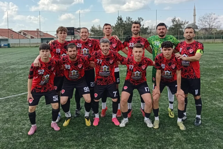 Anafartalarspor futbol takımı oyuncuları sahada mücadele ederken