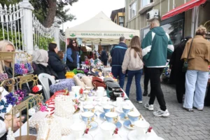 Bursa Osmangazi'de Kadın Girişimciler Sokağı'nda sergilenen el emeği ürünler ve ziyaretçiler