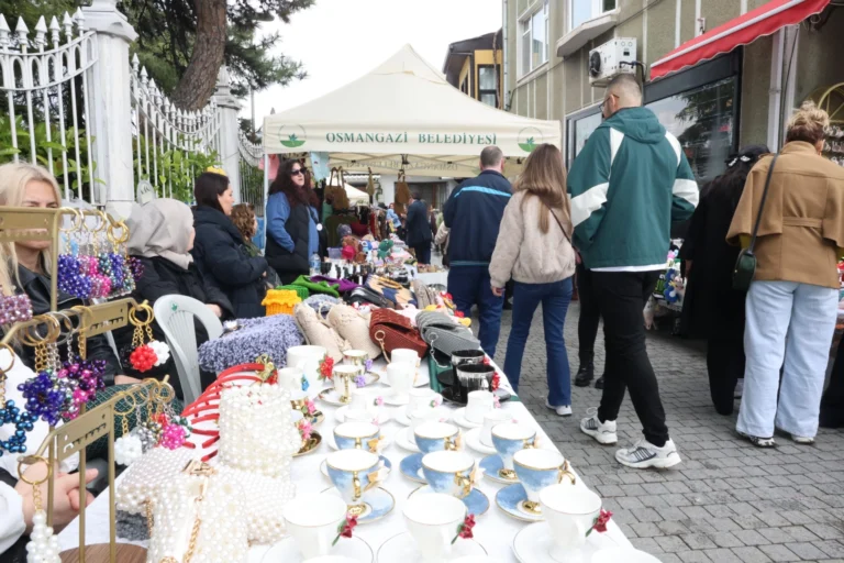 Bursa Osmangazi'de Kadın Girişimciler Sokağı'nda sergilenen el emeği ürünler ve ziyaretçiler