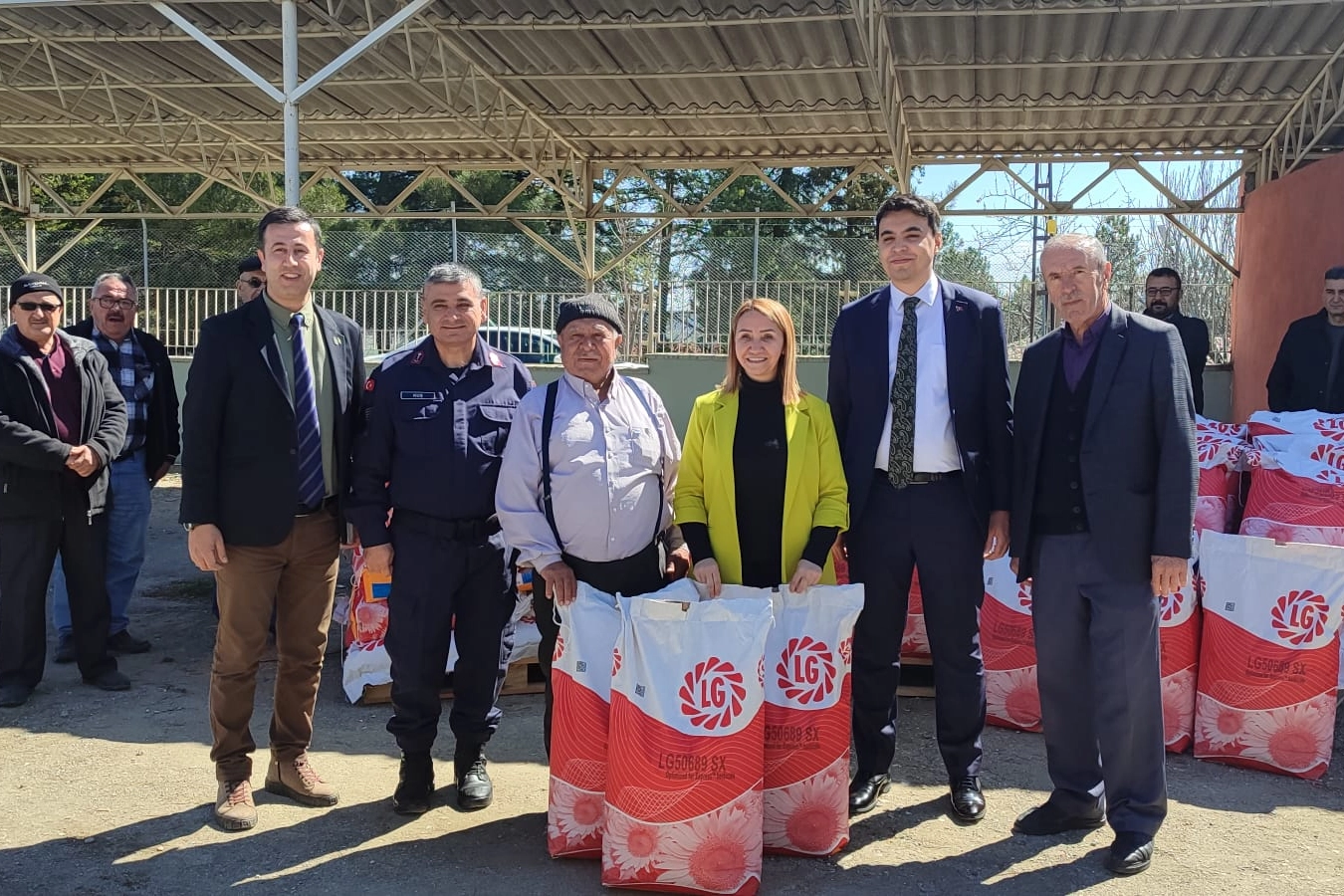 Bilecik Pazaryeri'nde çiftçilere ayçiçeği tohumu dağıtımı yapıldı.