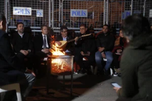 İzmir Meslek Fabrikası'na el konulmasına karşı direnişin üçüncü gününde Başkan Tugay polis ablukası altında nöbette.