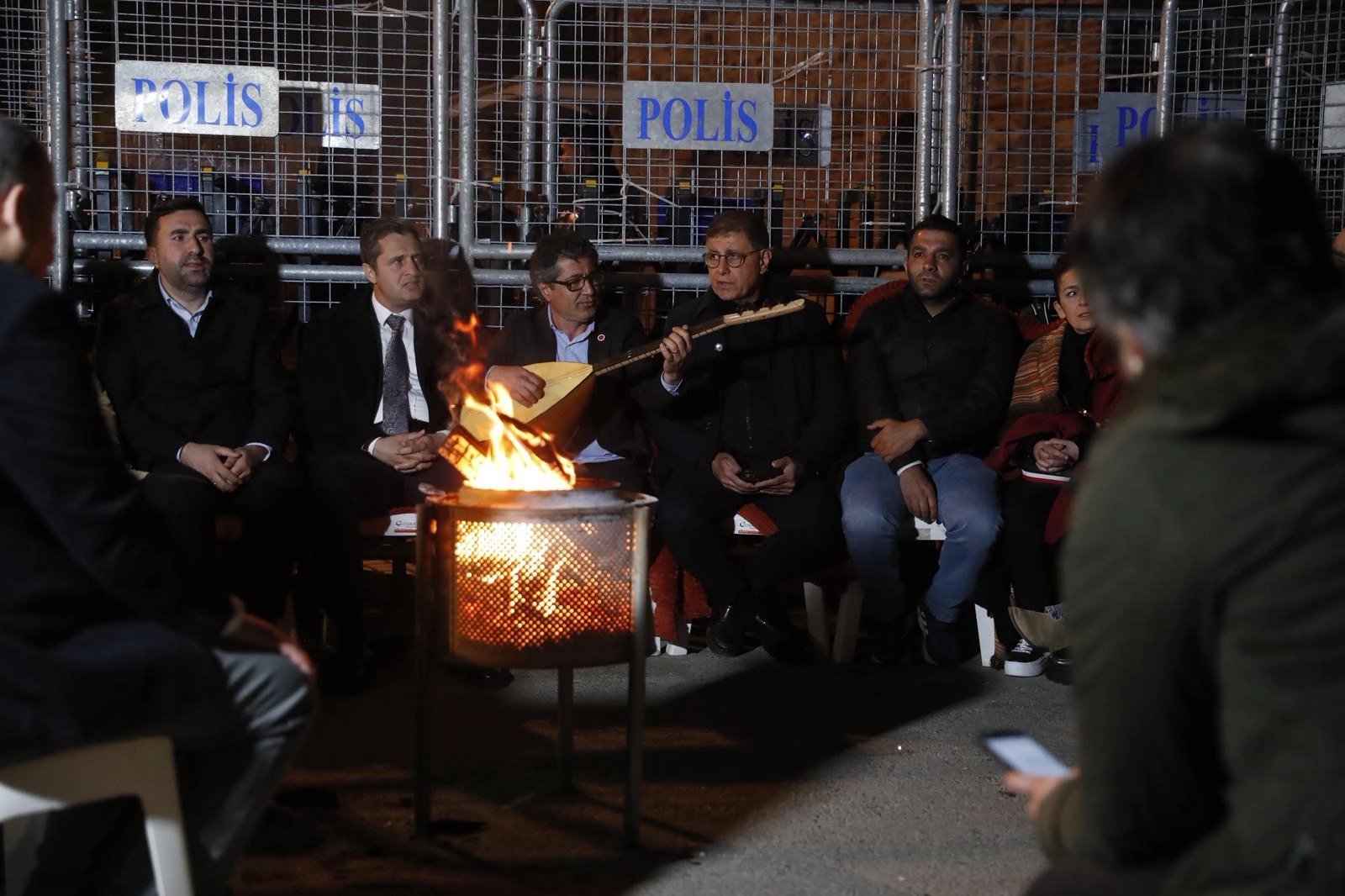İzmir Meslek Fabrikası'na el konulmasına karşı direnişin üçüncü gününde Başkan Tugay polis ablukası altında nöbette.