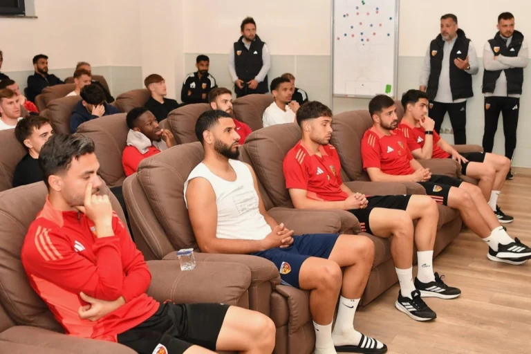 Kayseri Büyükşehir Belediye Başkanı Memduh Büyükkılıç, Kayserispor futbolcuları ve teknik heyetiyle bir araya gelerek moral verdi.