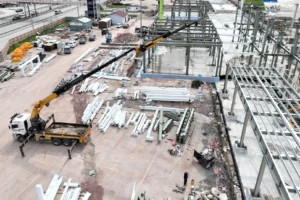 Kocaeli Sosyal Yaşam Merkezi inşaatının havadan görünümü, yapıların yükseldiği görülüyor.