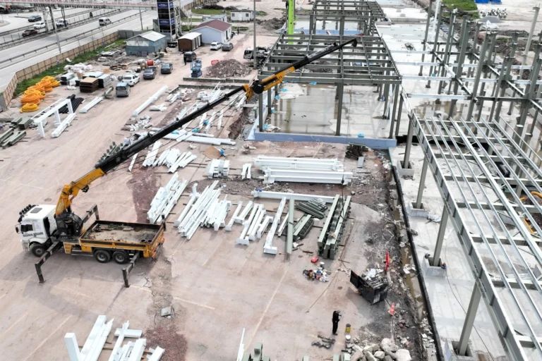 Kocaeli Sosyal Yaşam Merkezi inşaatının havadan görünümü, yapıların yükseldiği görülüyor.