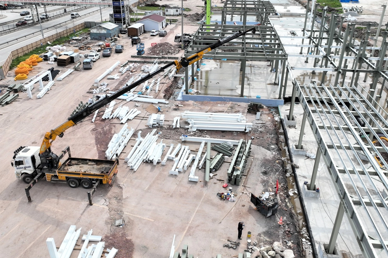 Kocaeli Sosyal Yaşam Merkezi inşaatının havadan görünümü, yapıların yükseldiği görülüyor.