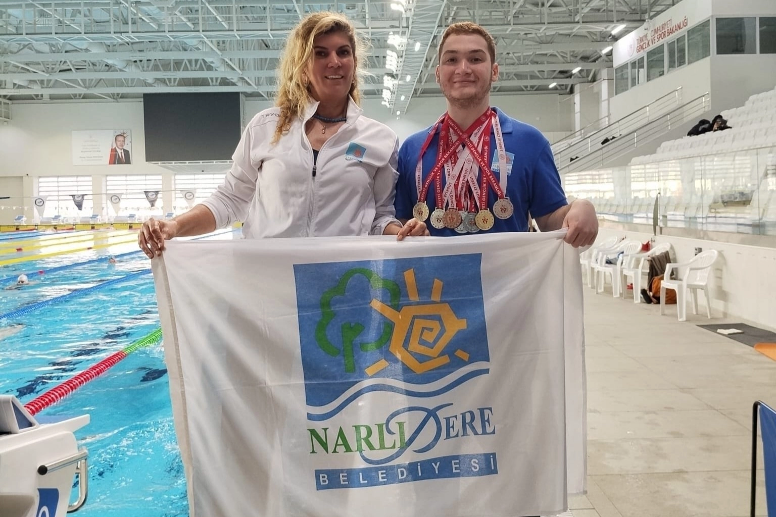 Narlıdere Belediyespor sporcusu Sarp Börekçi'nin İzmir Yüzme Şampiyonası'nda kazandığı madalyalar