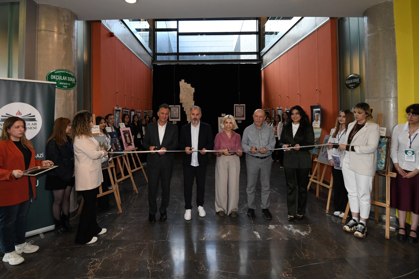 Bursa'nın fethinin 700. yılı anısına düzenlenen 'Edebiyattan Sanata Yolculuk' sergisinden genel görünüm