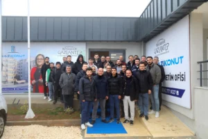 Gazi Konut projesi, Organize Sanayi Bölgesi çalışanlarına yerinde tanıtıldı, ulaşım ve ödeme koşulları hakkında bilgi verildi.