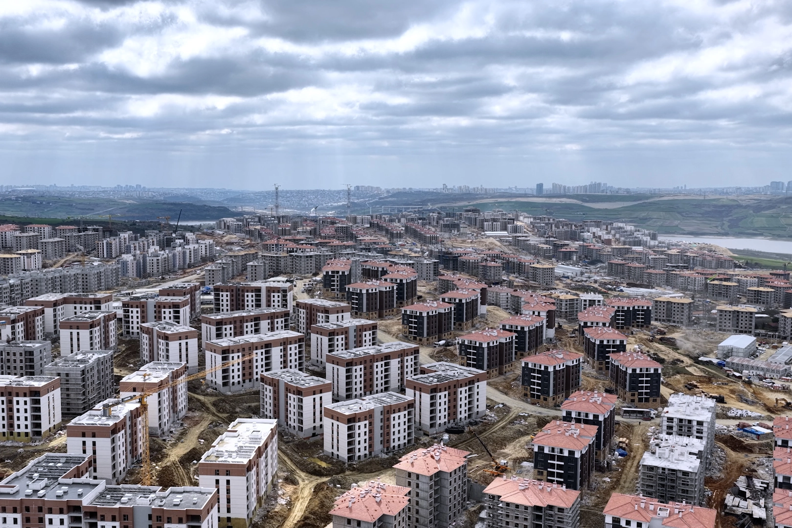 İstanbul Sazlıbosna'da yapımı devam eden İlk Evim sosyal konut projesi