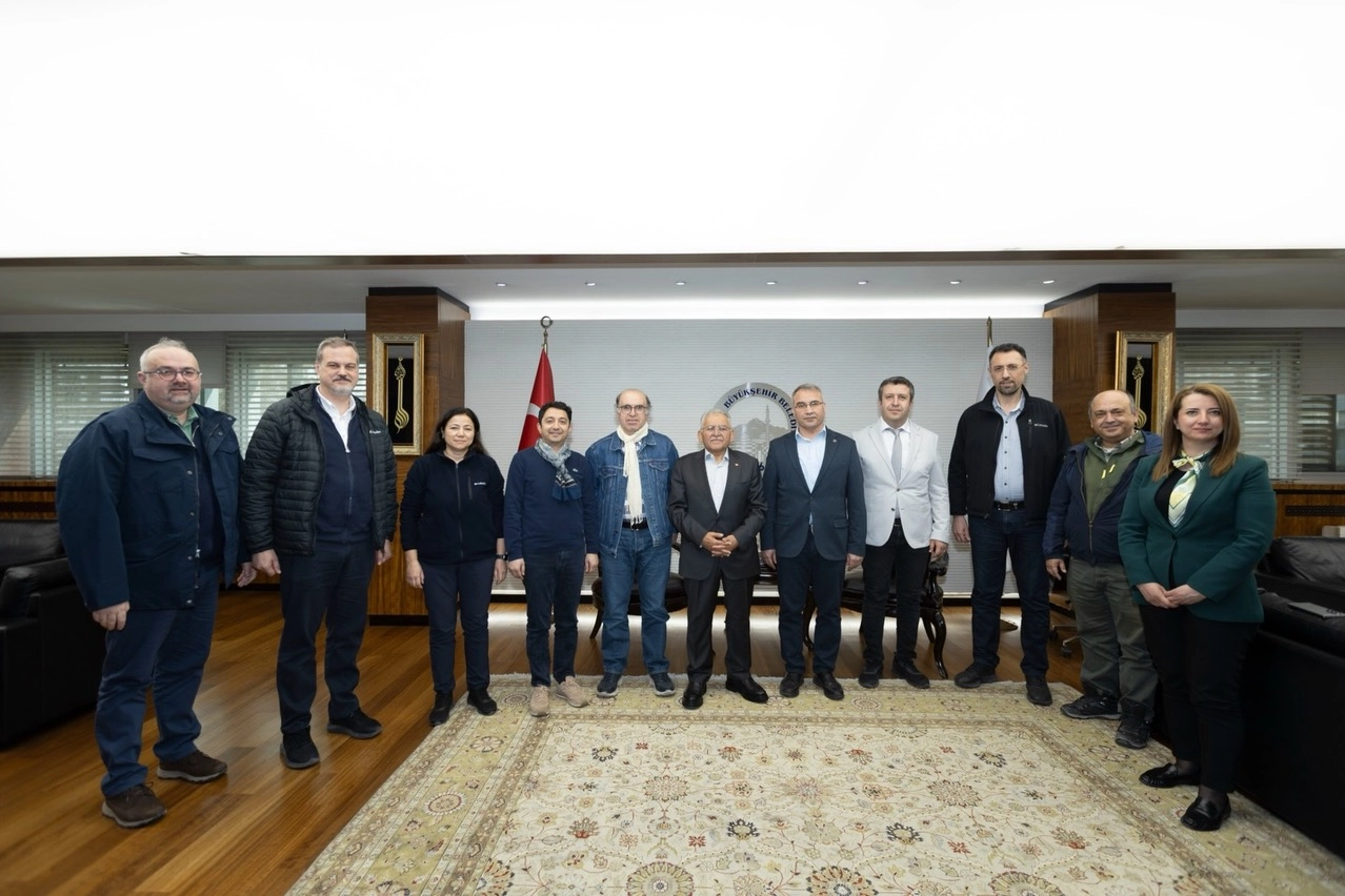 Kayseri'de depreme hazırlık kapsamında zemin yapısını inceleyen akademisyenler ve belediye yetkilileri