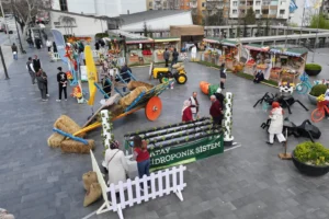 Konya Tarım Haftası kapsamında şehir merkezinde oluşturulan tarım temalı özel tasarım alanları