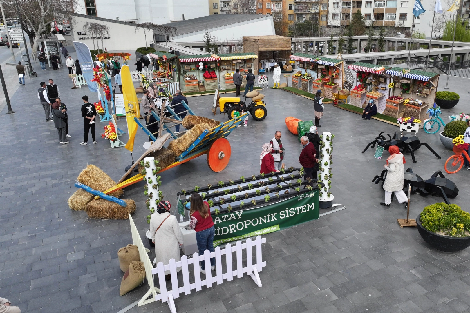Konya Tarım Haftası kapsamında şehir merkezinde oluşturulan tarım temalı özel tasarım alanları