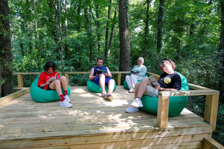 Kocaeli Ormanya'da bulunan doğa ile iç içe orman kütüphanesi