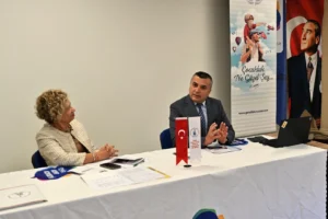 Bornova'da muhtarlar ve STK temsilcilerinin katıldığı 'Muhtarlar Akademisi' sonrası düzenlenen buluşma.