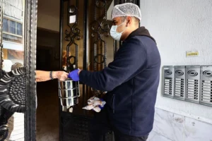 Denizli Büyükşehir Belediyesi Aşevi'nde ihtiyaç sahiplerine sıcak yemek dağıtımı