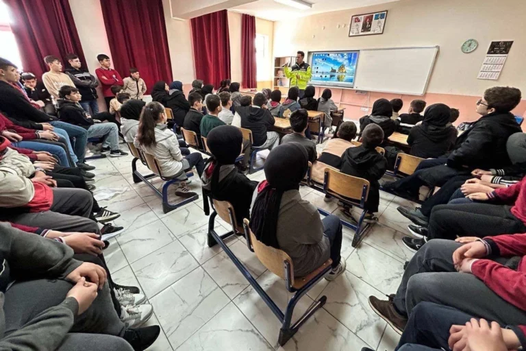 Afyonkarahisar'da Jandarma tarafından verilen trafik bilinci eğitimleri