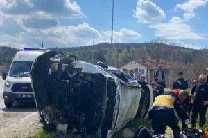 Bilecik Pazaryeri'nde meydana gelen trafik kazasında yaralananlar ve araç görüntüsü.