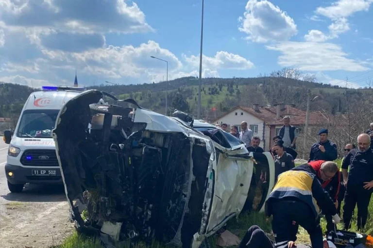 Bilecik Pazaryeri'nde meydana gelen trafik kazasında yaralananlar ve araç görüntüsü.