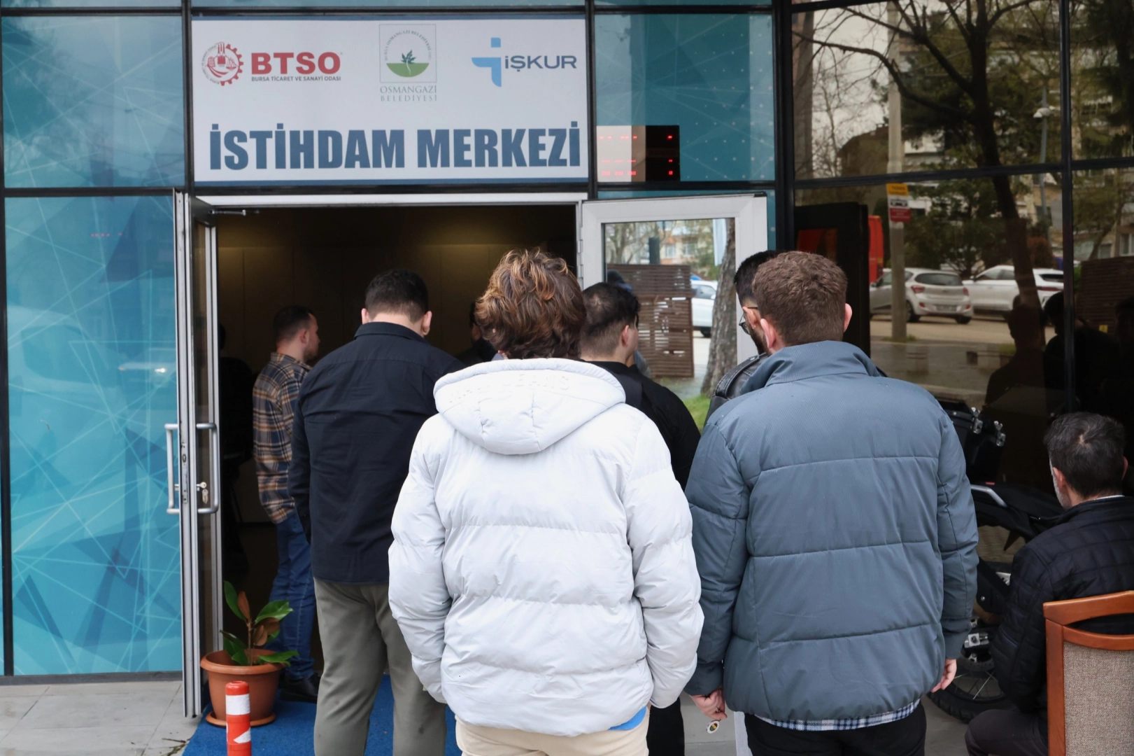 Osmangazi Belediyesi tarafından düzenlenen istihdam buluşmaları ile vatandaşlar iş sahibi oluyor.