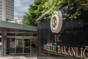 Türkiye Dışişleri Bakanlığı logosu ve bayrağı.