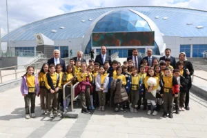 Konya protokolü üyeleri bilim merkezinde öğrencilerle bir arada