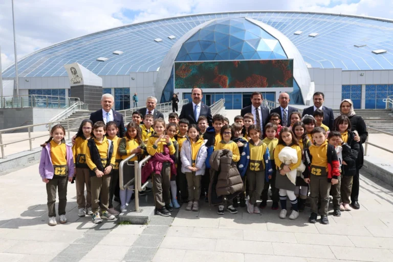 Konya protokolü üyeleri bilim merkezinde öğrencilerle bir arada