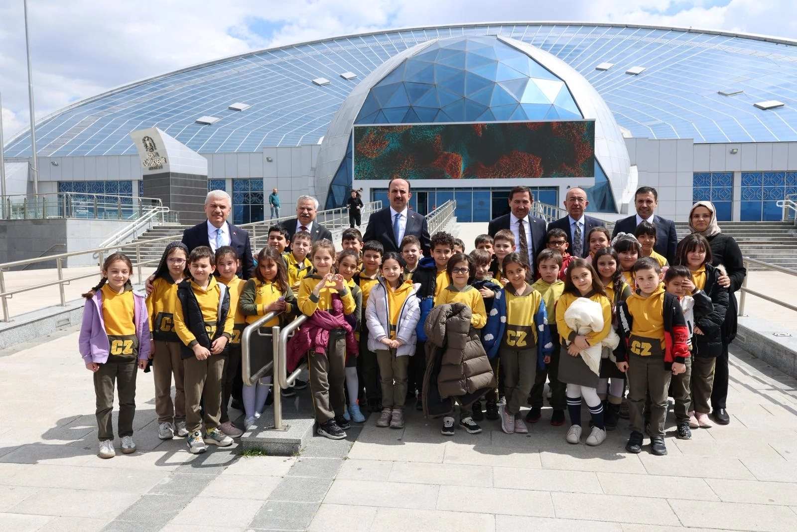Konya protokolü üyeleri bilim merkezinde öğrencilerle bir arada