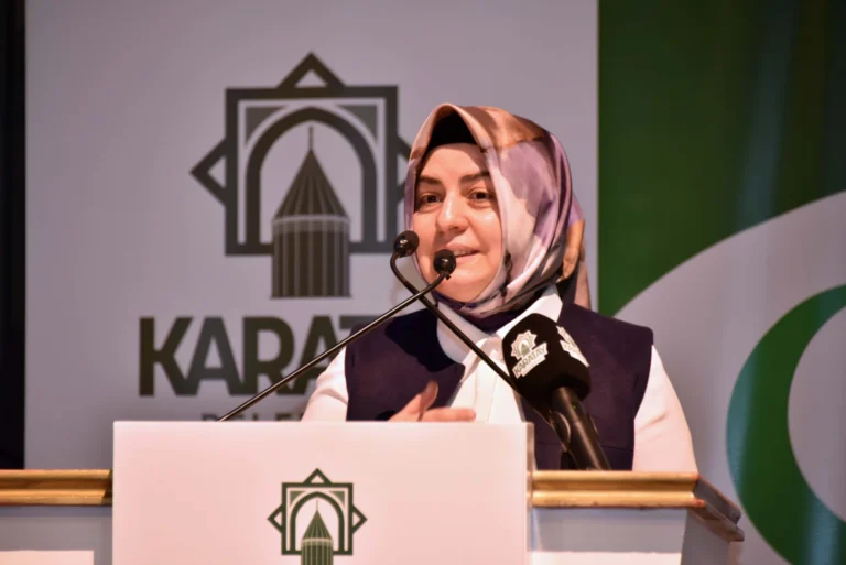 Karatay Belediyesi tarafından evli çiftlere yönelik düzenlenen iletişim sanatı eğitiminden bir kare