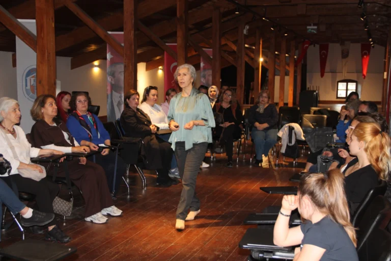 Selçuk Efes Kent Belleği'nde düzenlenen nefes atölyesine katılanlar