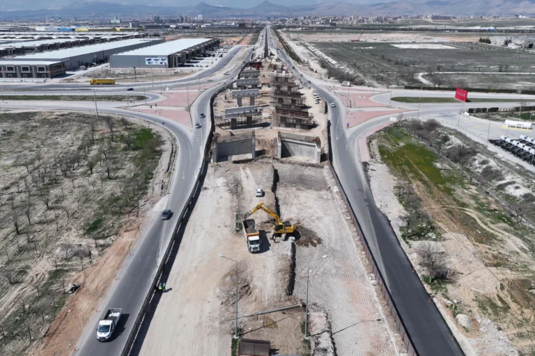 Konya'da devam eden TÜMOSAN Kavşağı raylı sistem hattı inşaatından genel görünüm