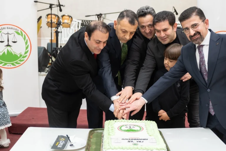 Ağrı Barosu Avukatlar Günü kutlaması kapsamında savunma hakkına vurgu yaptı.