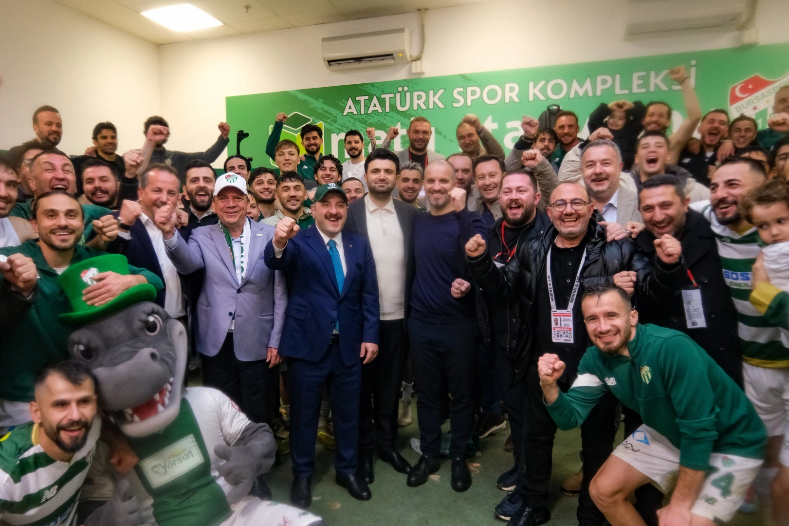 Bursaspor taraftarlarına deplasman desteği sağlayan Milletvekili Mustafa Varank ve İl Başkanı Davut Gürkan'dan otobüs müjdesi