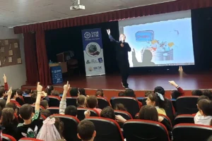 Gölcük'te Turgut Özal İlkokulu öğrencileri sıfır atık eğitimi alıyor.