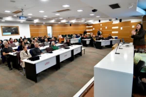 Bornova'da çiftçilere yönelik toprak verimliliği ve gübreleme eğitimi düzenlendi.