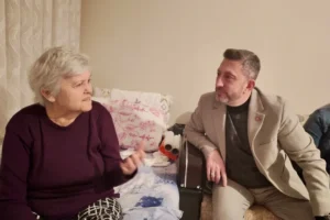 Bozüyük AK Parti İlçe Başkanı Ersin Çam ve teşkilat üyeleri, vatandaşları evlerinde ziyaret ederek sohbet ediyor.