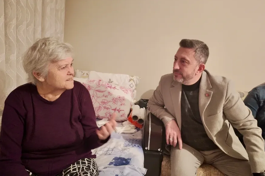 Bozüyük AK Parti İlçe Başkanı Ersin Çam ve teşkilat üyeleri, vatandaşları evlerinde ziyaret ederek sohbet ediyor.