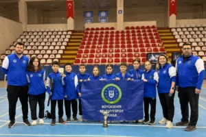 Bursa Büyükşehir Belediyesporlu badmintoncular Amasya'daki şampiyonada madalya kazanıyor