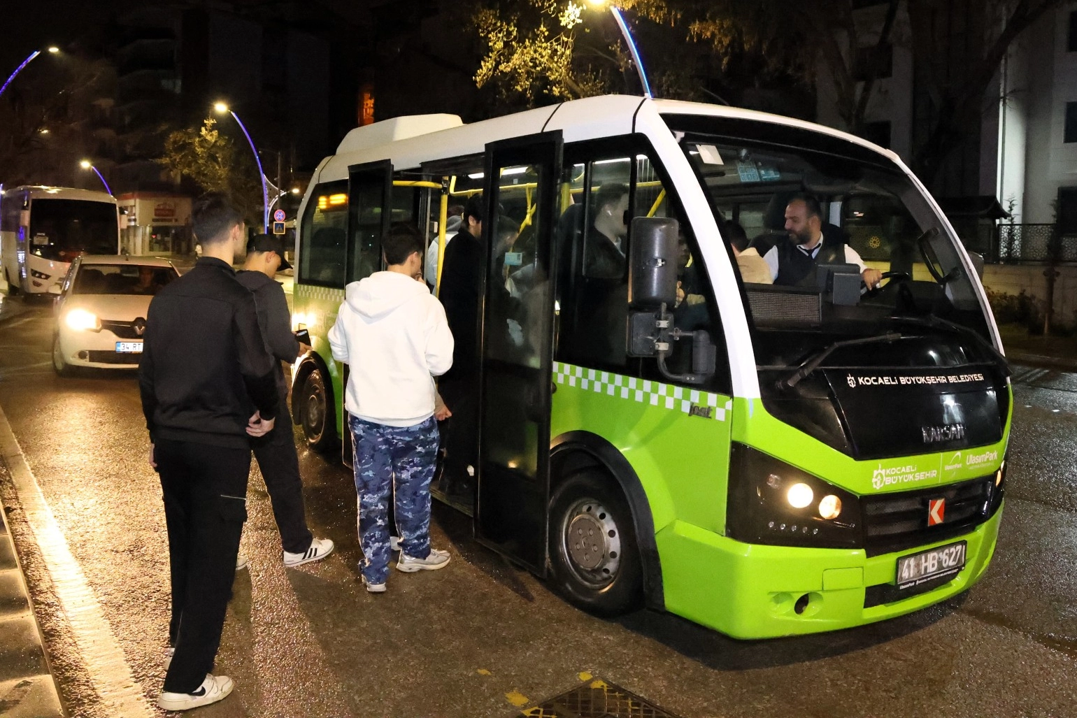 Kocaeli'de gece otobüs seferleri vatandaşlar tarafından yoğun ilgi görüyor.
