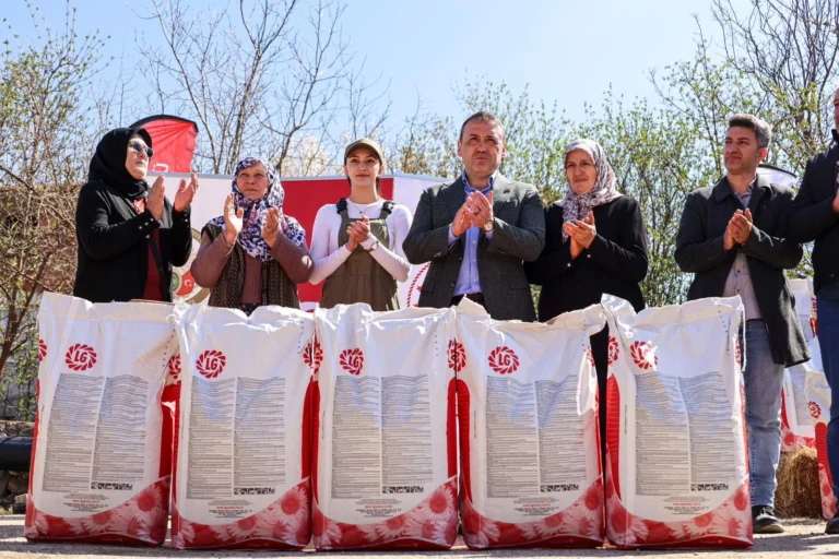 Bilecik'te çiftçilere hibeli ayçiçeği tohumu dağıtımı yapıldı