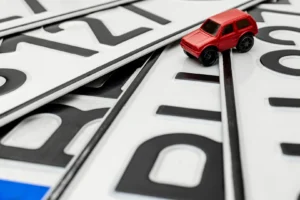 Hatalı araç plakalarının ücretsiz olarak yenileneceğine dair haber görseli