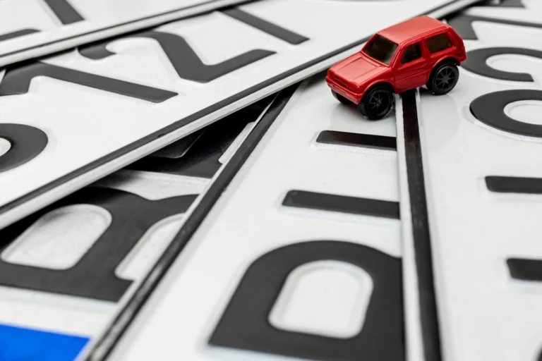 Hatalı araç plakalarının ücretsiz olarak yenileneceğine dair haber görseli