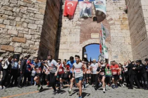 Bursa Osmangazi Tarihi Kent Koşusu'na katılan sporcular