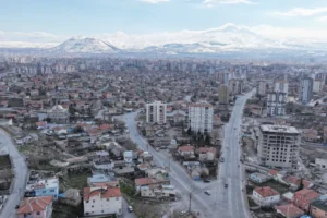 Kayseri Kocasinan Belediye Başkanı Ahmet Çolakbayrakdar, Argıncık Kentsel Dönüşüm Projesi hakkında açıklama yapıyor.